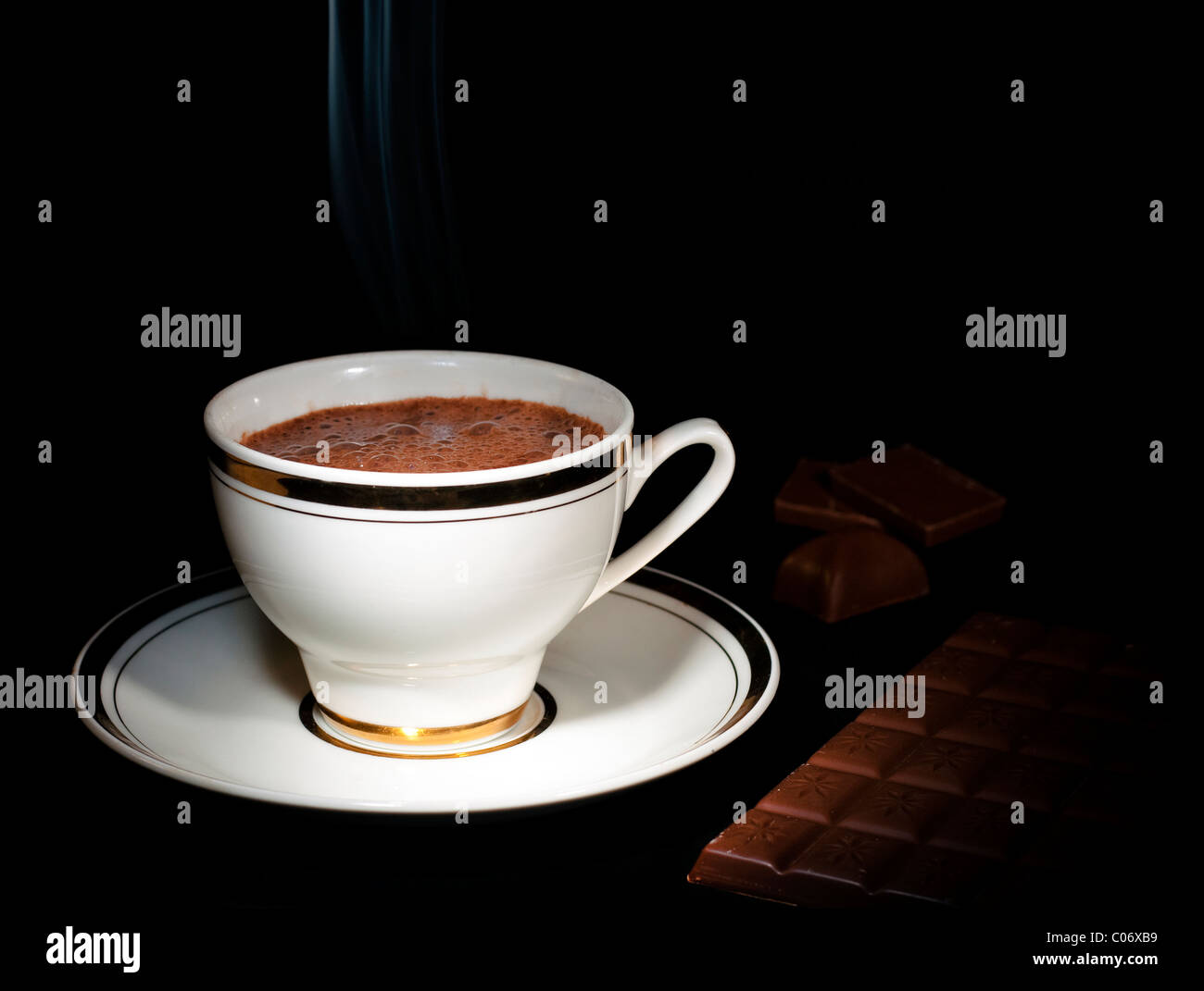 Una tazza di acqua calda luxury chocolate drink & barra di cioccolato, cibo e bevande sfondo arte Foto Stock
