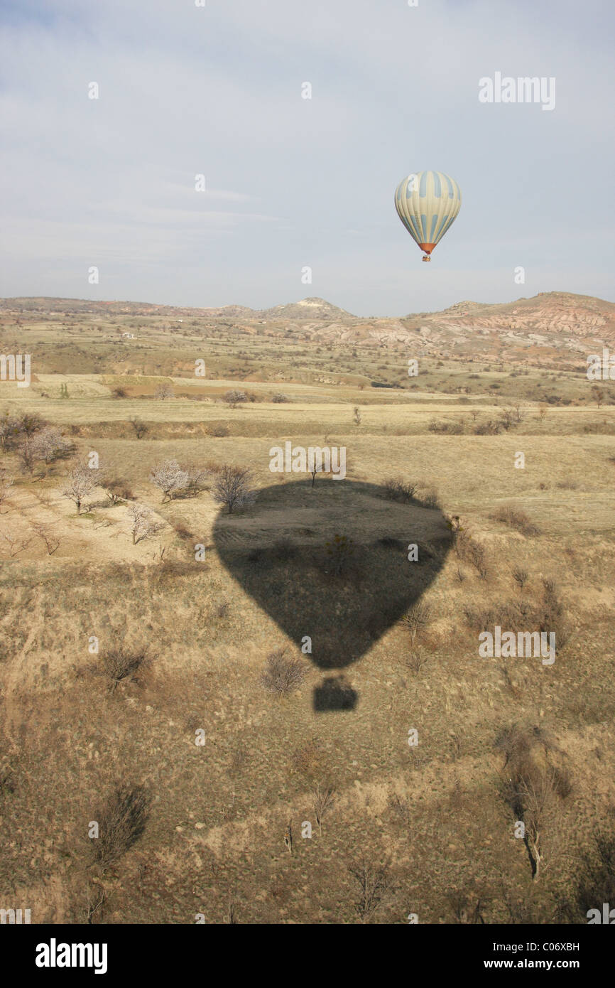 Mongolfiera su Cappadocia in Turchia all'alba Foto Stock