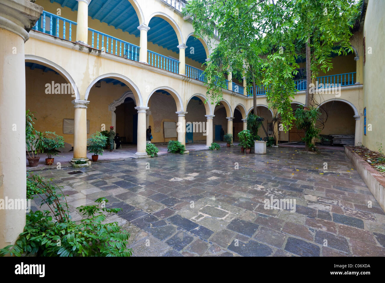Cuba, La Habana. Il cortile della Casa de la Obra Pia, residenza del XVII secolo. Foto Stock