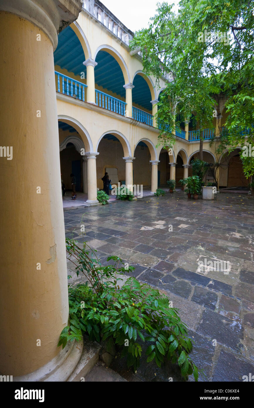 Cuba, La Habana. Il cortile della Casa de la Obra Pia, residenza del XVII secolo. Foto Stock