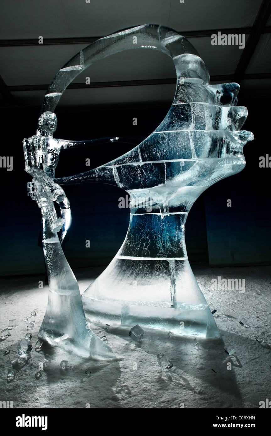 Squadre di ghiaccio professionale intagliatori lavorano insieme per realizzare grandi sculture di ghiaccio basate sul tema "Yin e Yang' a Winterlude. Foto Stock