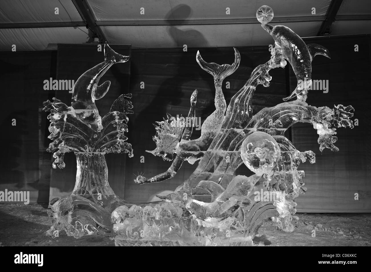 Squadre di ghiaccio professionale intagliatori lavorano insieme per realizzare grandi sculture di ghiaccio basate sul tema "Yin e Yang' a Winterlude. Foto Stock