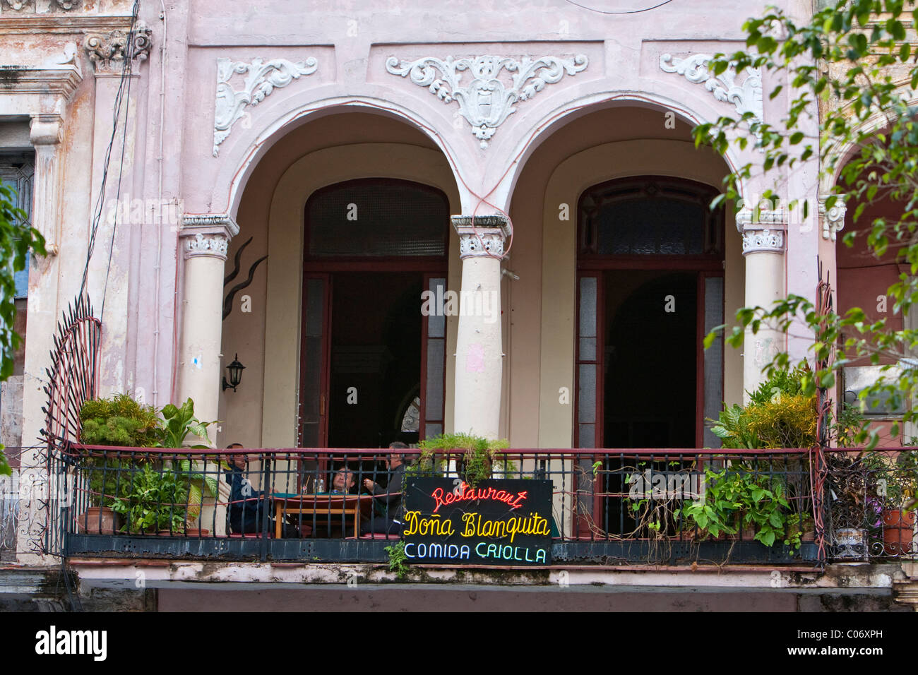 Cuba, La Habana. Un Paladar, un privato Ristorante. Questo uno, Doña Blanquita, è il Museo del Prado. Foto Stock
