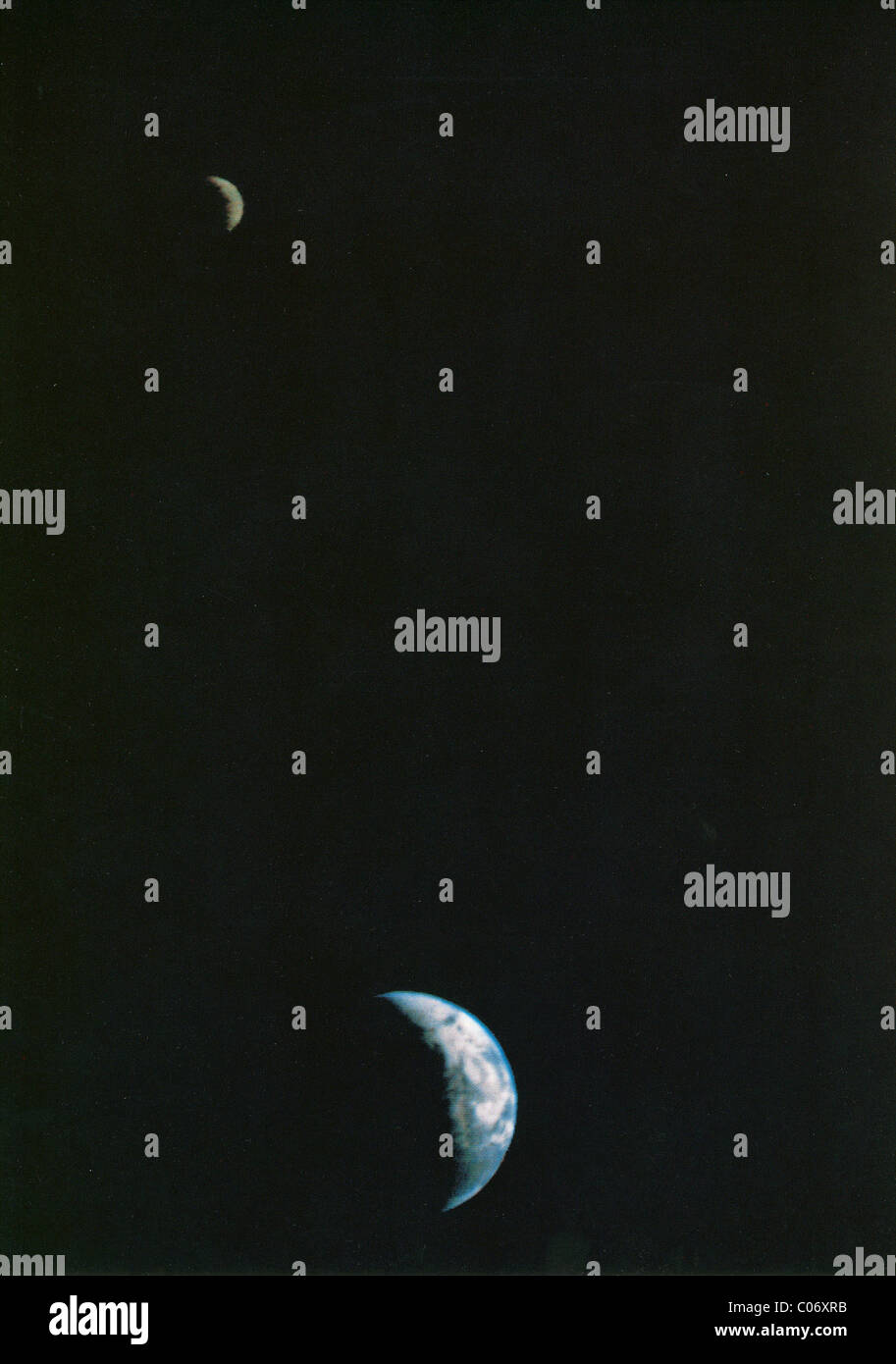 La terra e la Luna in un singolo fotogramma, la prima del suo genere mai preso da un veicolo spaziale, 18 settembre 1977. Foto Stock
