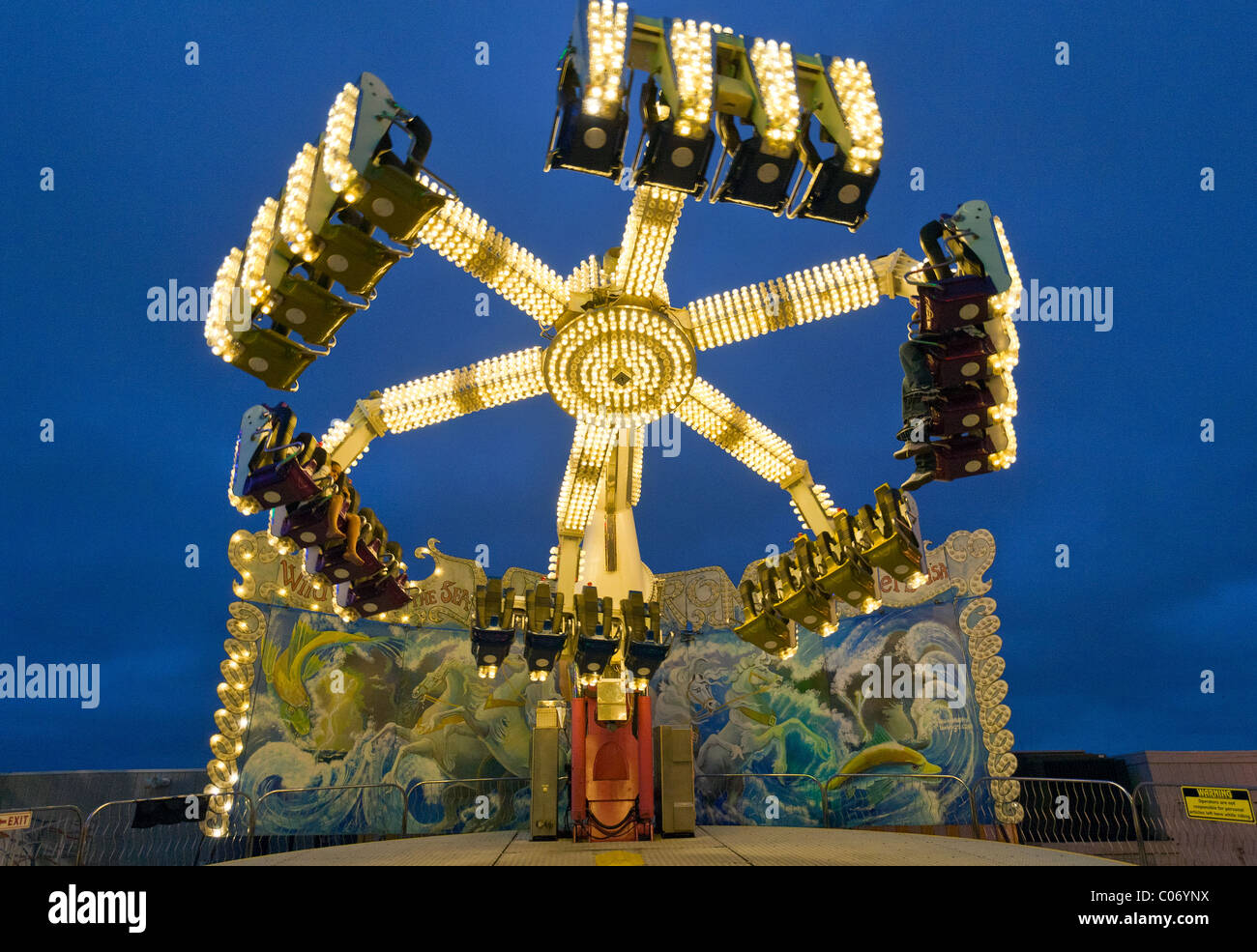 Parco dei divertimenti di passeggiate sul lungomare all'oceano. Foto Stock
