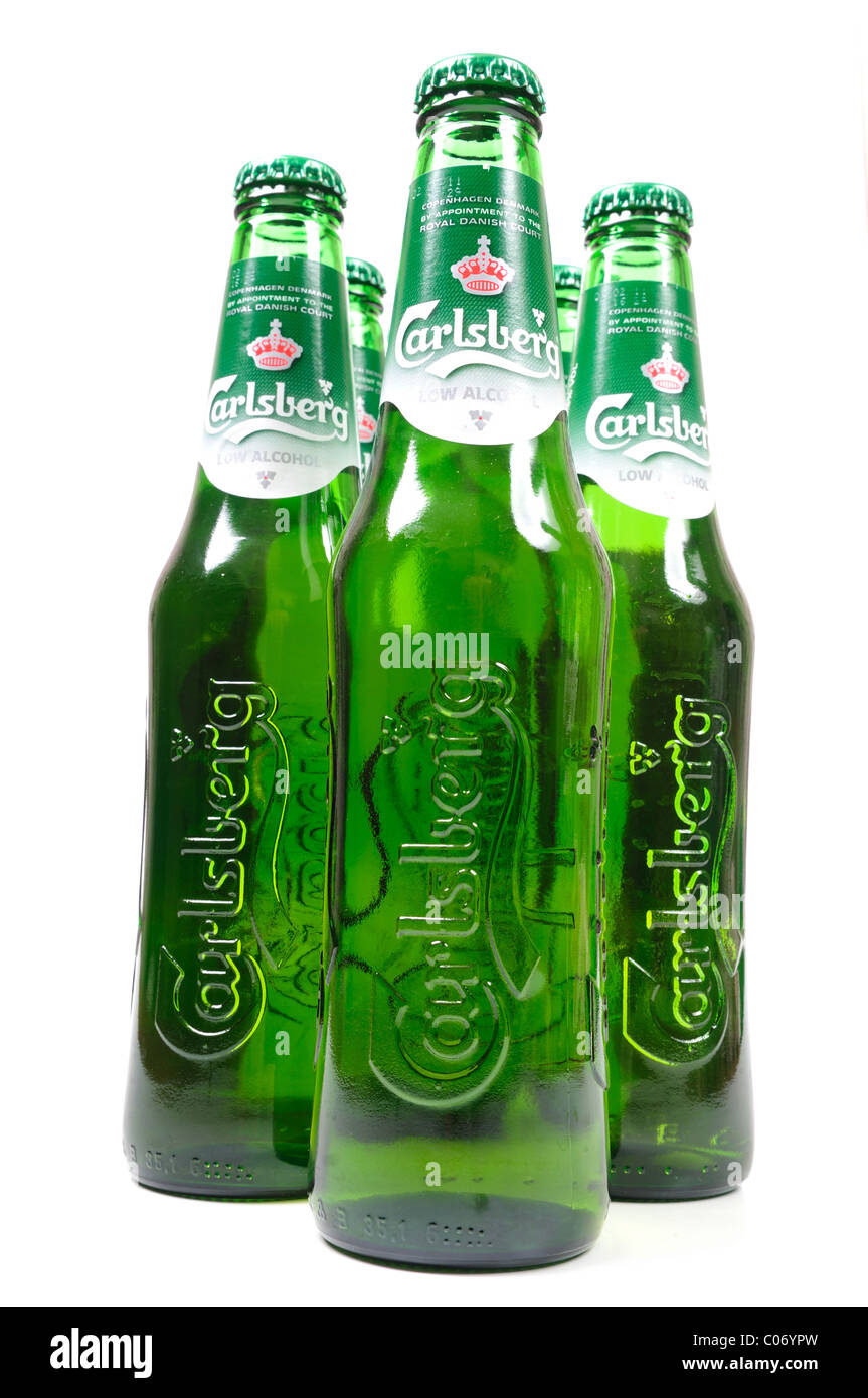 Pacchetto da 6 birre lager a basso contenuto di alcol Carlsberg in bottiglie verdi Foto Stock