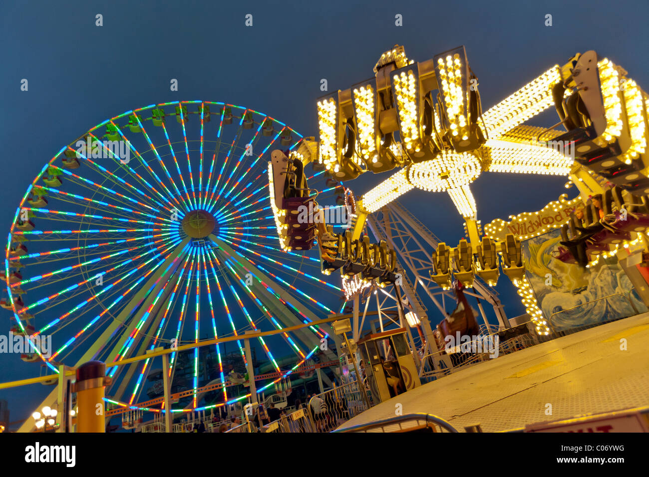 Parco dei divertimenti di passeggiate sul lungomare all'oceano. Foto Stock