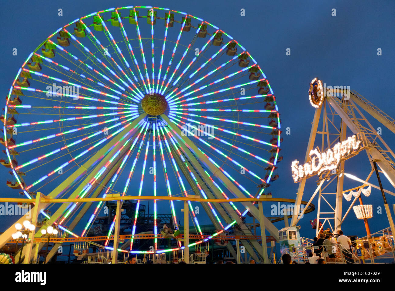 Parco dei divertimenti di passeggiate sul lungomare all'oceano. Foto Stock