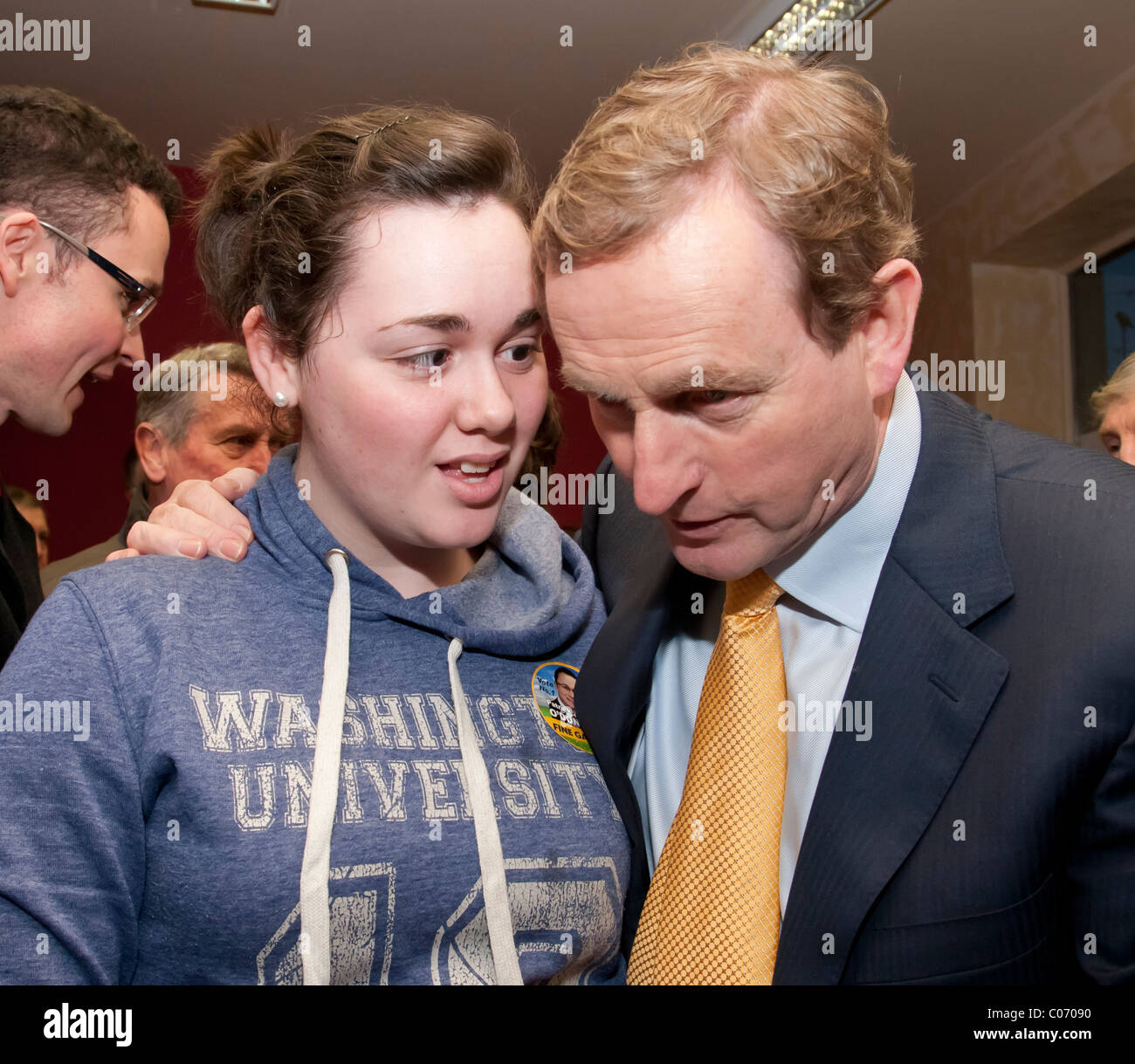 Irish Fine Gael, leader del Partito Enda Kenny sull'elezione 2011 trail, in Newcastle West County Limerick Irlanda Foto Stock