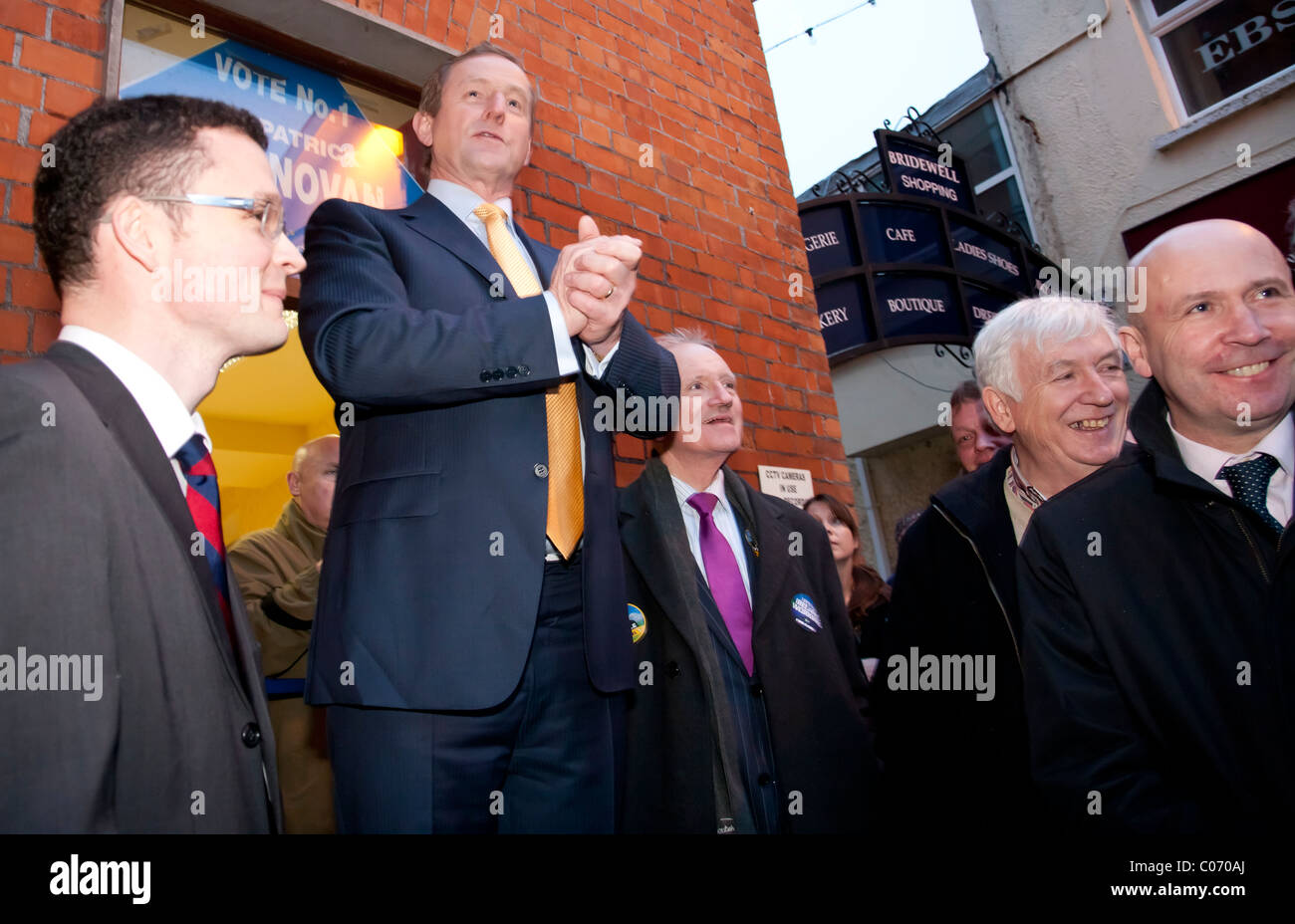 Irish Fine Gael, leader del Partito Enda Kenny sull'elezione 2011 trail, in Newcastle West County Limerick Irlanda Foto Stock