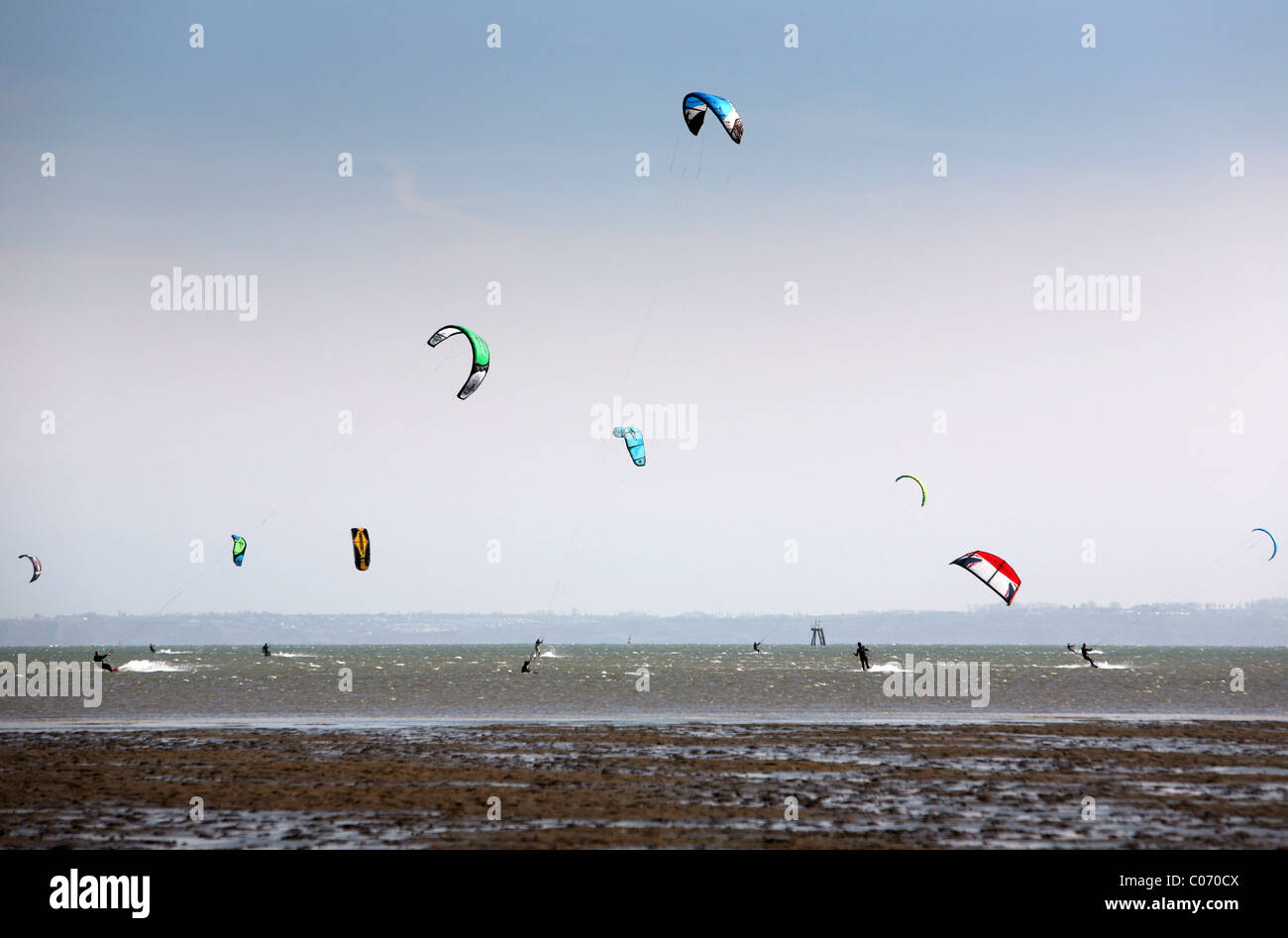 Il kitesurfing off Shoebury spiaggia comune vicino a Shoeburyness in Essex Foto Stock