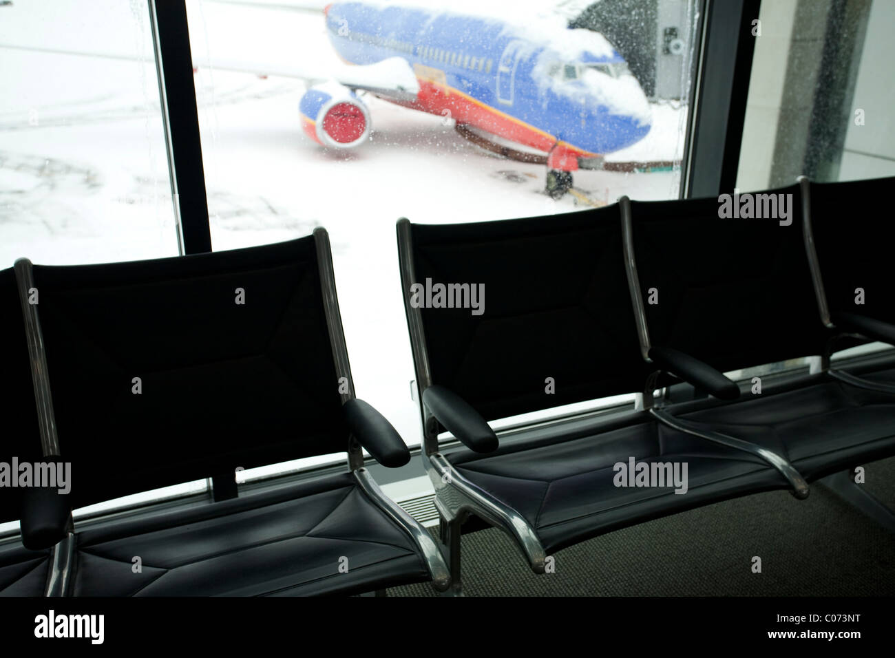 Una grande tempesta di neve ha chiuso l'Aeroporto Internazionale di Bradley e posti a sedere nel Southwest Airlines zona di imbarco rimangono vuote. Foto Stock Una grande tempesta di neve ha chiuso l'Aeroporto Internazionale di Bradley e posti a sedere nel Southwest Airlines zona di imbarco rimangono vuote. Foto Stock