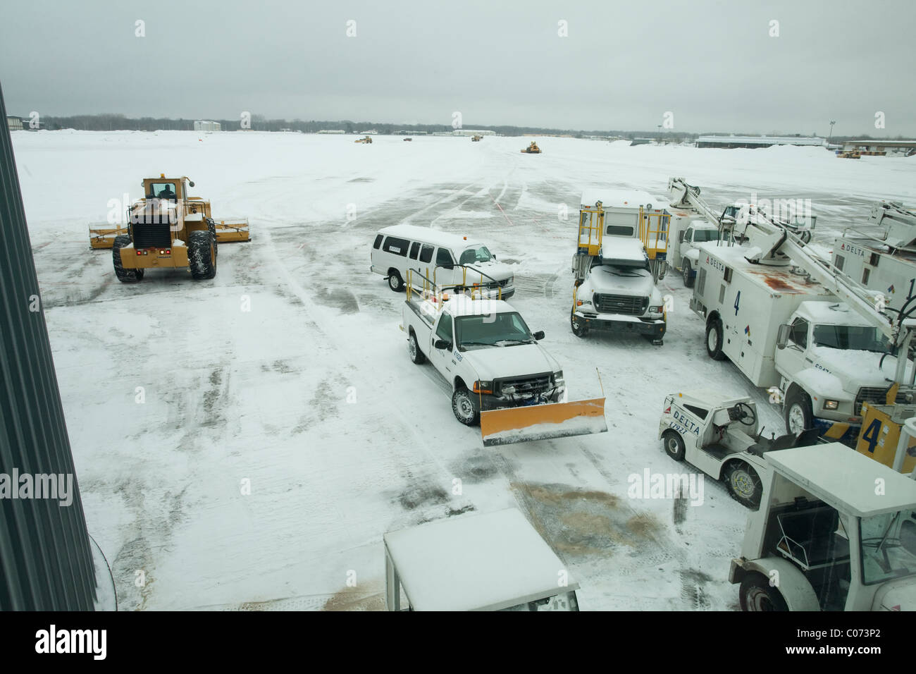 Rimozione della neve sulla pista inizia come sbrinamento e spazzaneve a una compagnia aerea gate attende una forte tempesta di abate. Foto Stock Rimozione della neve sulla pista inizia come sbrinamento e spazzaneve a una compagnia aerea gate attende una forte tempesta di abate. Foto Stock