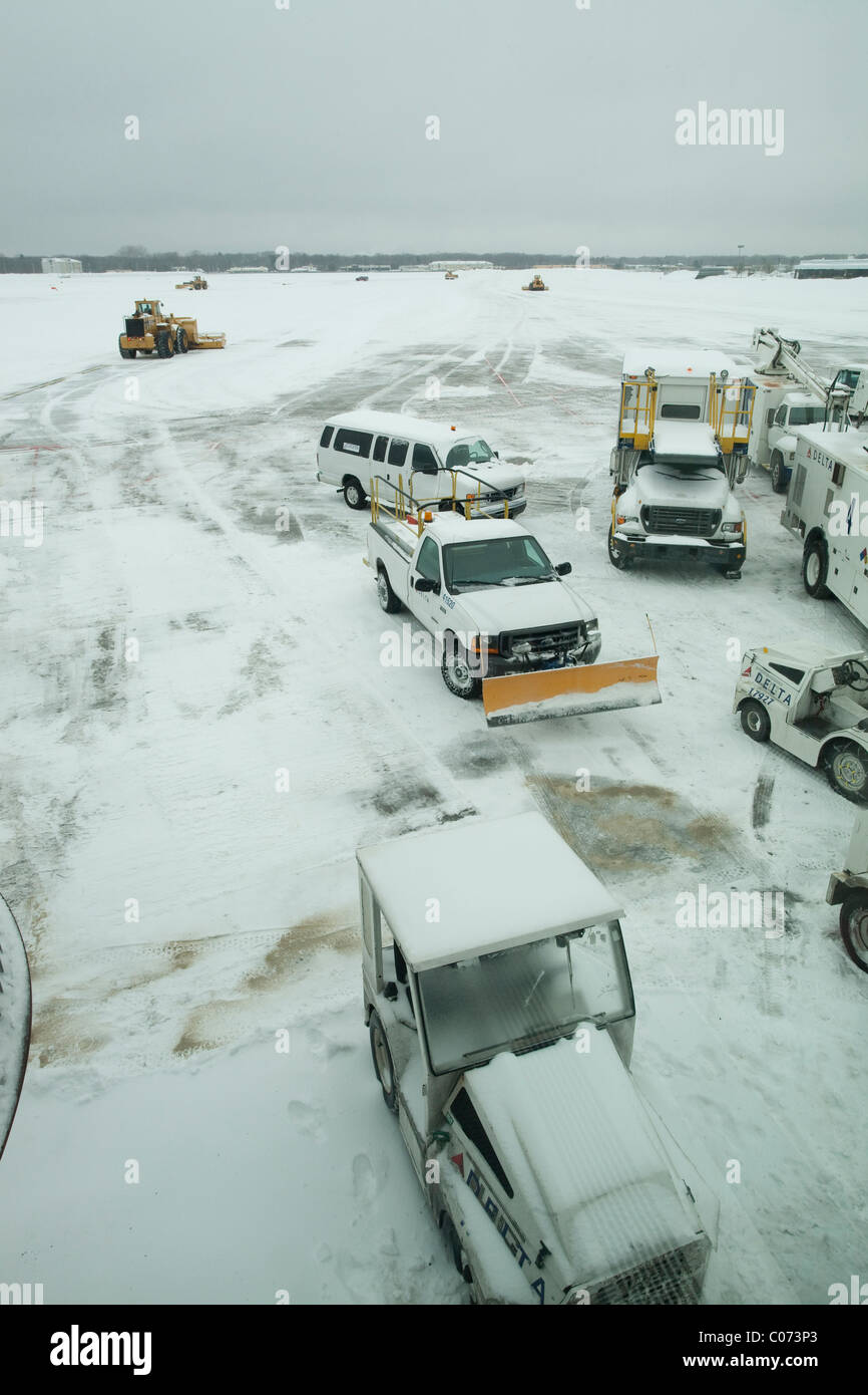 Presso l'Aeroporto Internazionale di Bradley, sbrinamento e spazzaneve a una compagnia aerea gate attende una forte tempesta di abate. Foto Stock