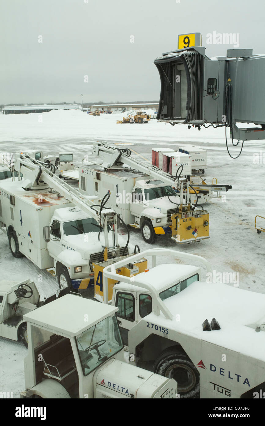Presso l'Aeroporto Internazionale di Bradley, sbrinamento e spazzaneve a una compagnia aerea gate attende una forte tempesta di abate. Foto Stock Presso l'Aeroporto Internazionale di Bradley, sbrinamento e spazzaneve a una compagnia aerea gate attende una forte tempesta di abate. Foto Stock
