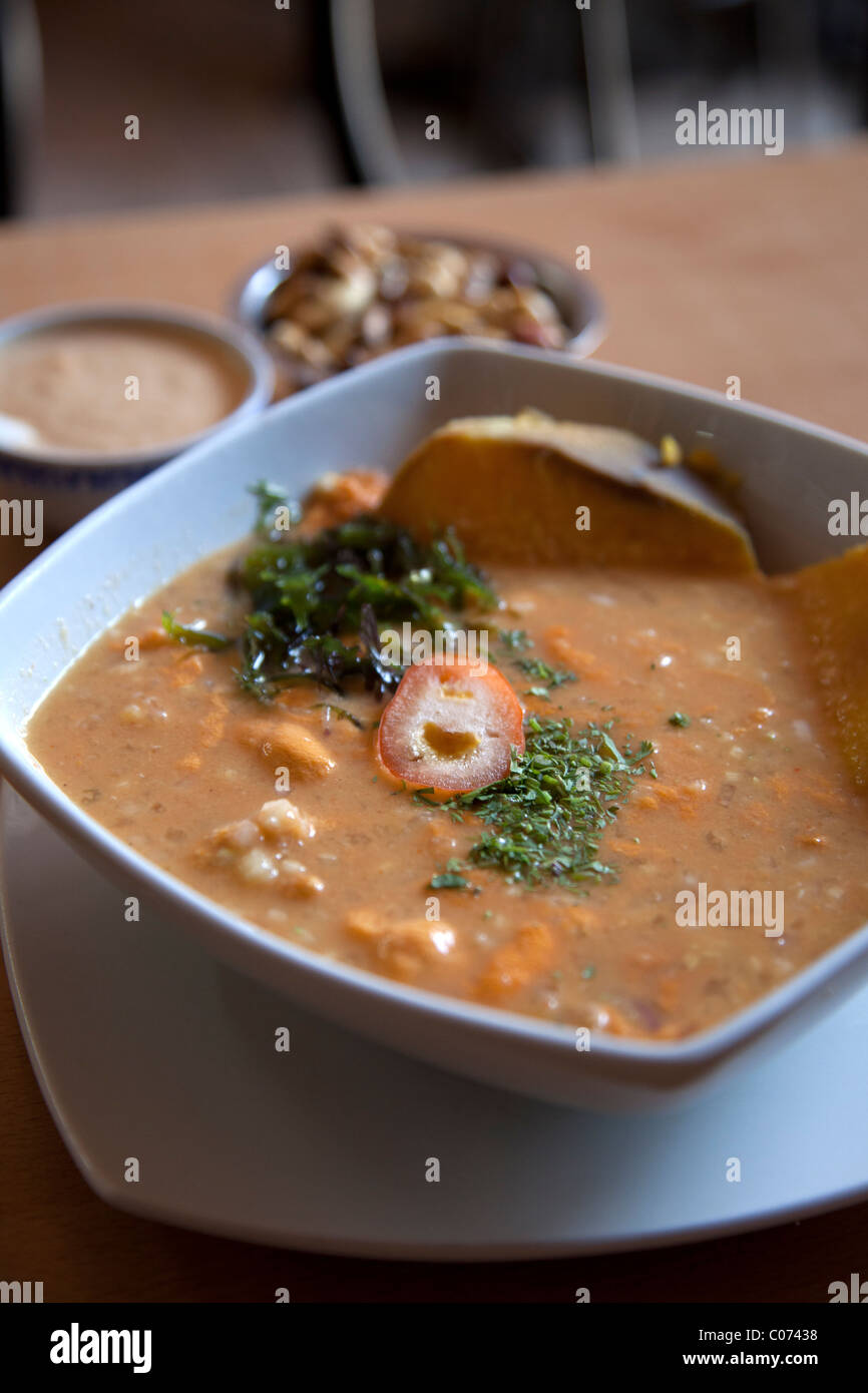 Una ciotola di Ceviche de Urizo, o ricci di mare ceviche, presso il ristorante Fory Fay in Arequipa, Perù. Foto Stock