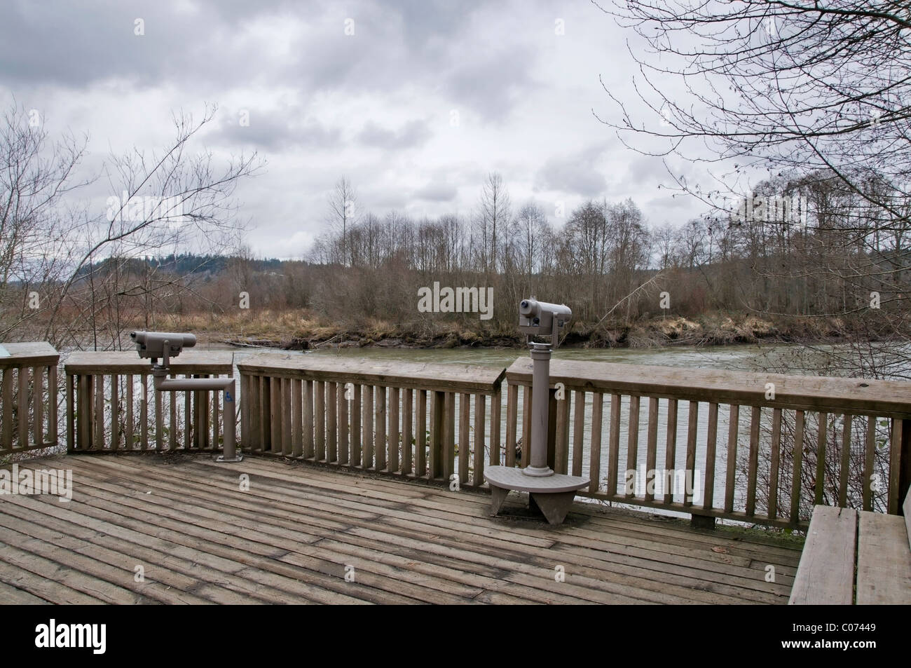 Piattaforma di visualizzazione con monoculari lungo il fiume Nisqually al Nisqually National Wildlife Refuge. Foto Stock