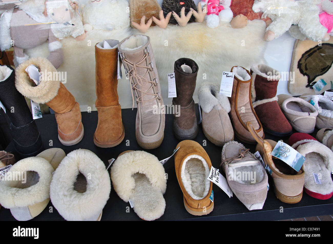 Ugg-tipo di scarponi per la vendita, la piazza della cattedrale,  Christchurch, Canterbury, Isola del Sud, Nuova Zelanda Foto stock - Alamy