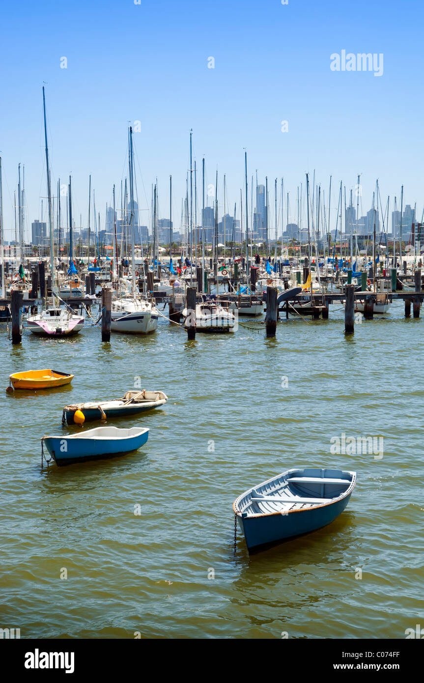 Barche ormeggiate in Port Phillip Bay, con lo skyline di Melbourne dietro Foto Stock