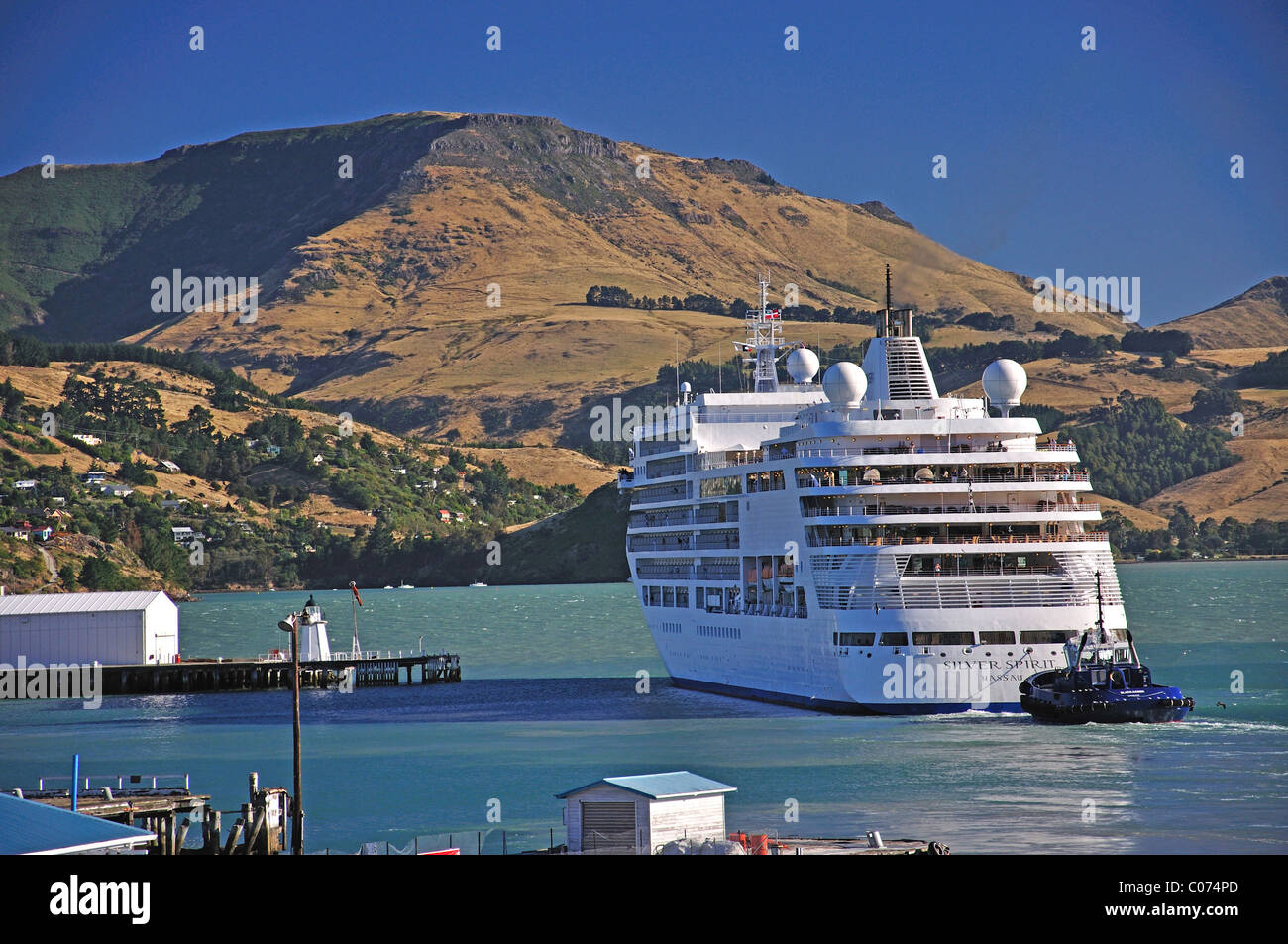 Nave da crociera Silversea "Silver Spirit" con partenza dal porto, Lyttelton, Lyttelton Harbour, Bank's Peninsula, Canterbury, South Island, nuova Zelanda Foto Stock