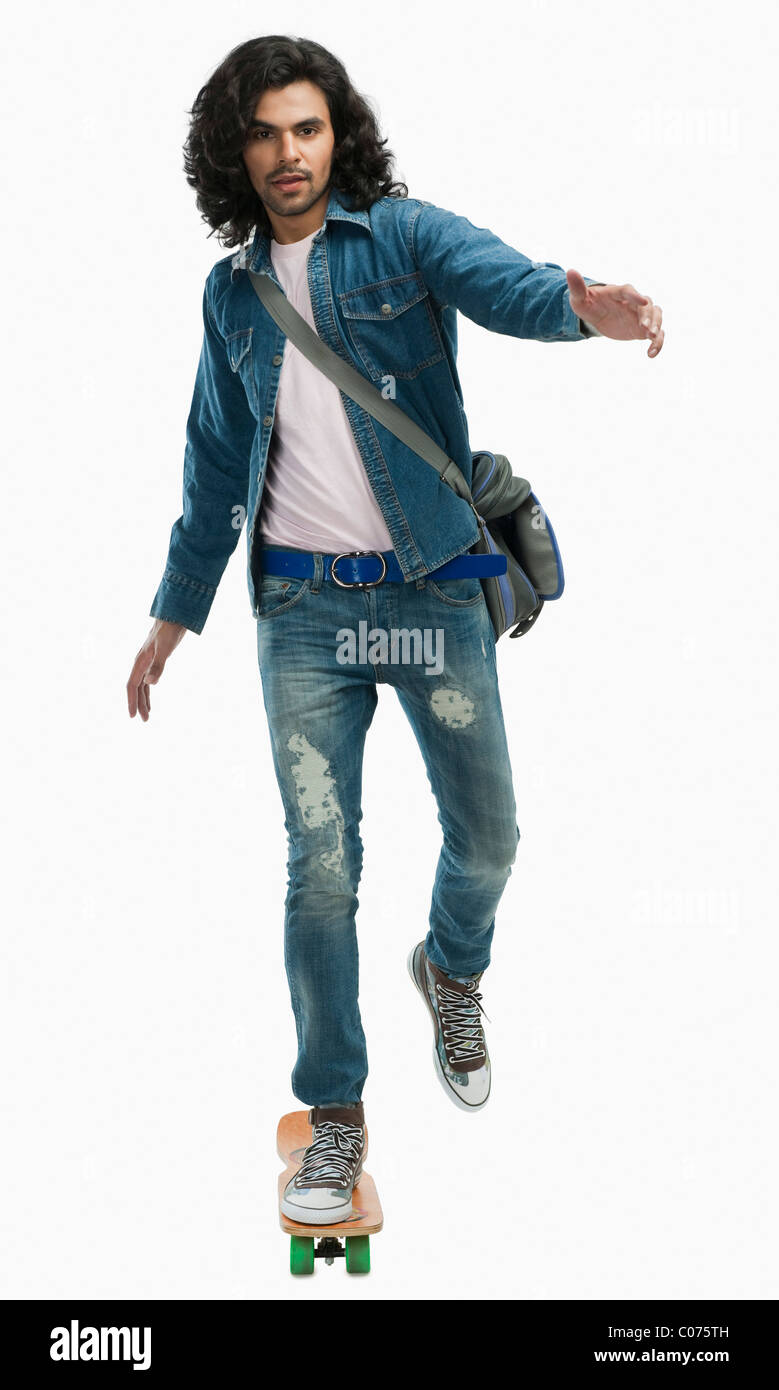 Ritratto di una studentessa universitaria lo skateboard Foto Stock