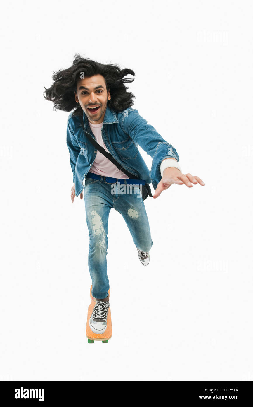 Ritratto di una studentessa universitaria lo skateboard Foto Stock