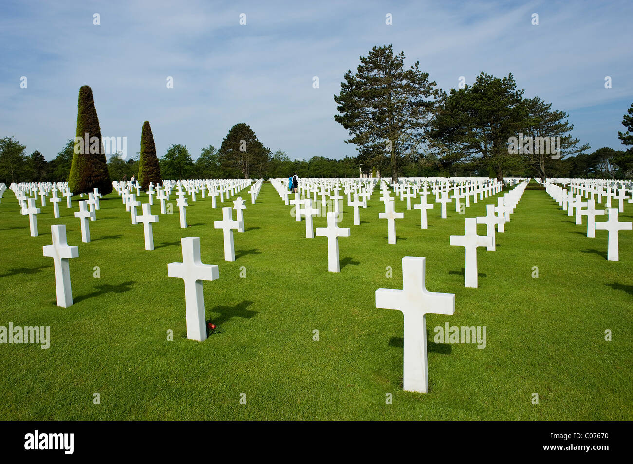 Croci, realizzato in marmo, American cimitero militare di Omaha Beach vicino a Colleville sur Mer, in Normandia, Francia, Europa Foto Stock