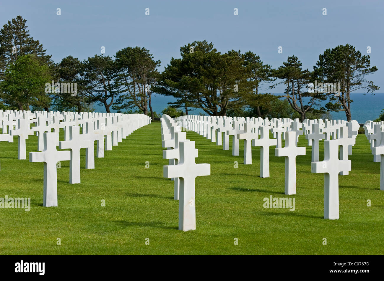 Croci, realizzato in marmo, American cimitero militare di Omaha Beach vicino a Colleville sur Mer, in Normandia, Francia, Europa Foto Stock