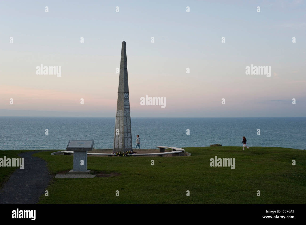 Memorial obelisco per la 1° Divisione delle forze degli Stati Uniti presso la spiaggia di Omaha vicino a Colleville sur Mer, in Normandia, Francia, Europa Foto Stock