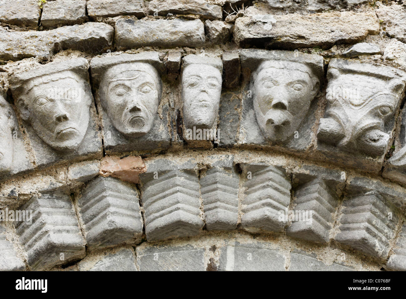 Facce di pietra, Dysert O'Dea rovine della chiesa vicino Corofin, County Clare, Irlanda, Europa Foto Stock