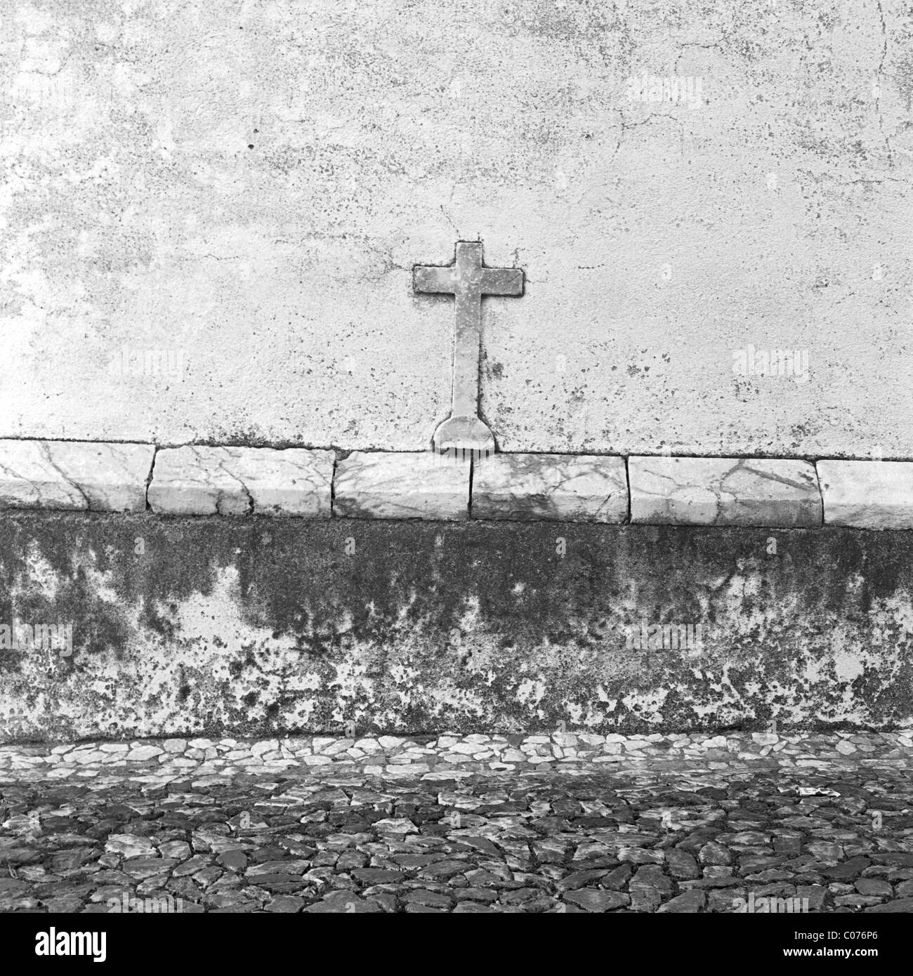 Croce di pietra incorporati nella parete di una casa Portogallo, Europa Foto Stock