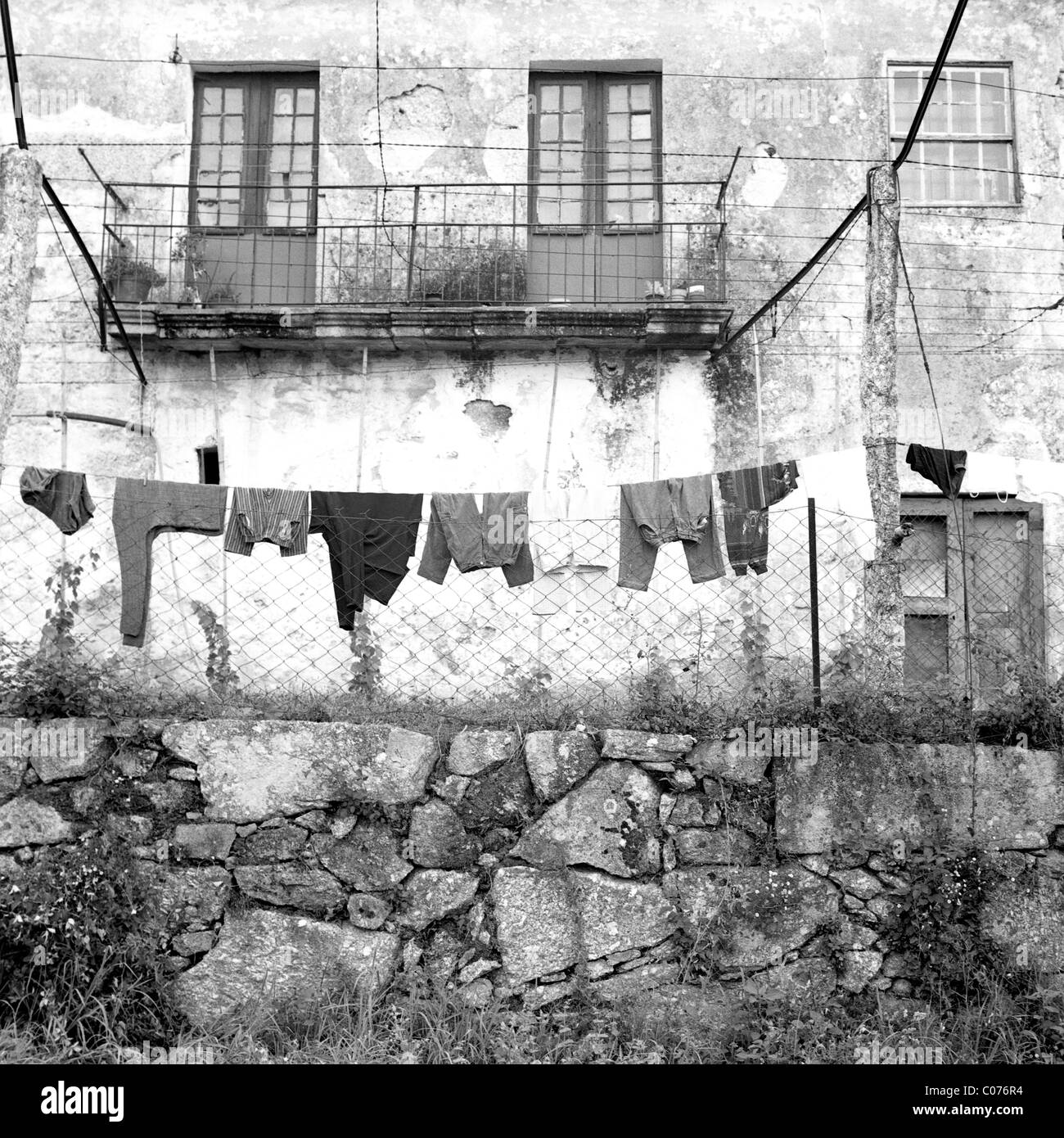 Aria tradizionale-biancheria in asciugatura davanti alla facciata di una vecchia casa, Portogallo, Europa Foto Stock