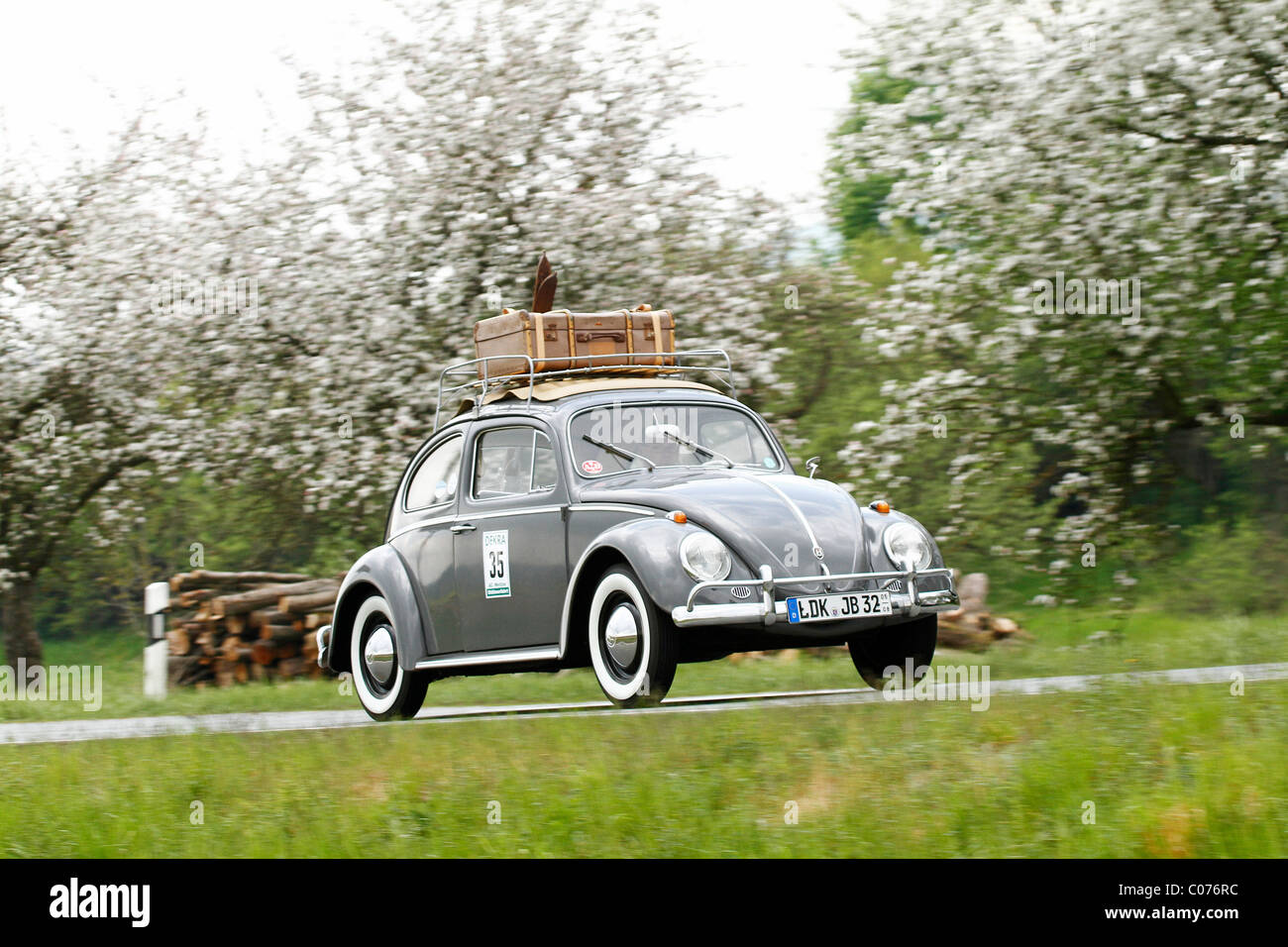 VW Beetle con sci e bagagli sul tetto, costruita nel 1961, Classic Car Rally 2010 Wetzlar, Hesse, Germania, Europa Foto Stock