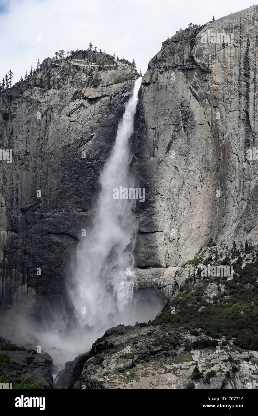 Abbassare Yosemite Falls nel Parco Nazionale di Yosemite, California, USA, America del Nord Foto Stock