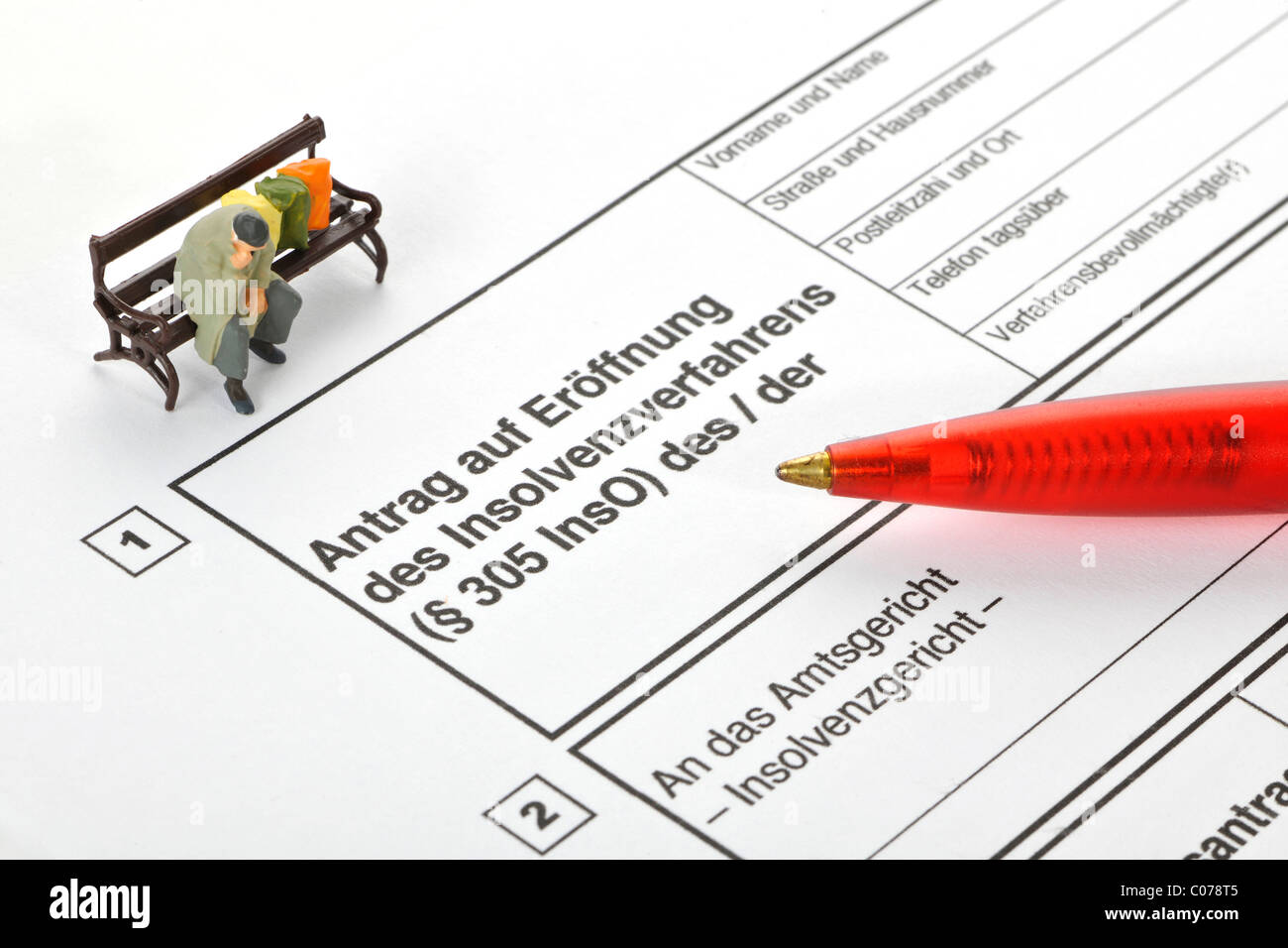 Figura in miniatura di una persona senza dimora su un modulo Richiesta di apertura di una procedura di insolvenza, fallimento personale Foto Stock