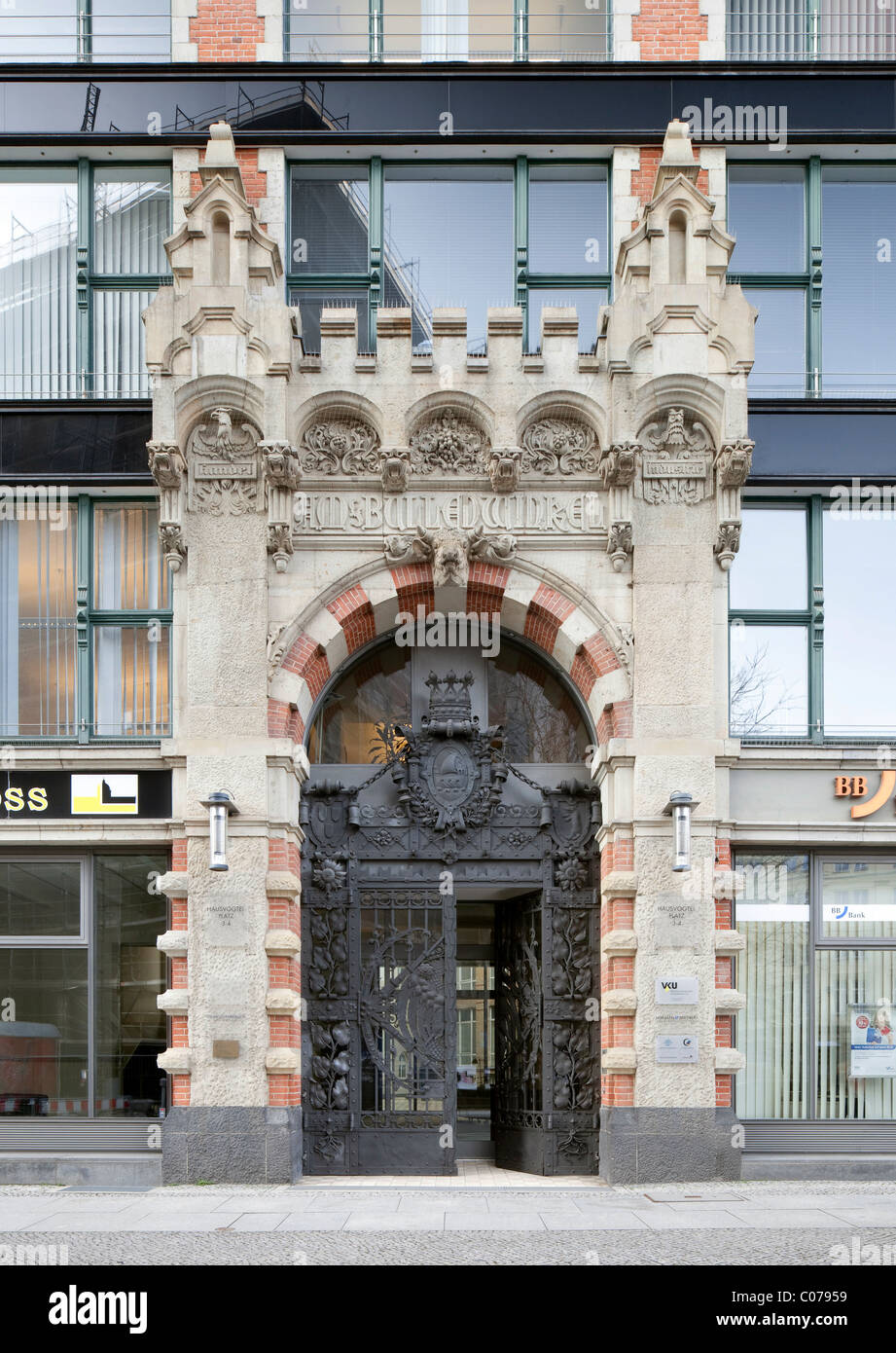 Portale storico in un edificio per uffici in Taubenstrasse street, quartiere Mitte di Berlino, Germania, Europa Foto Stock