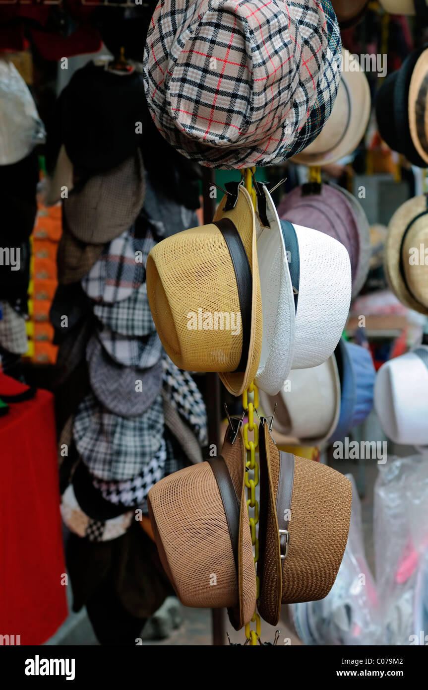 Fake designer pirata pirata di beni di lusso in vendita in stallo petaling street chinatown kuala Lumpur in Malesia street style cappelli Foto Stock