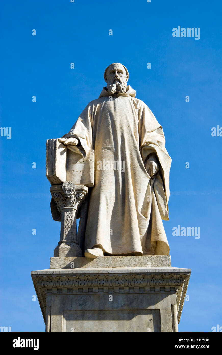 Statua di Guido di Arezzo o Guido Aretinus o Guido da Arezzo o Guido Monaco, Arezzo, Toscana, Italia, Foto Stock