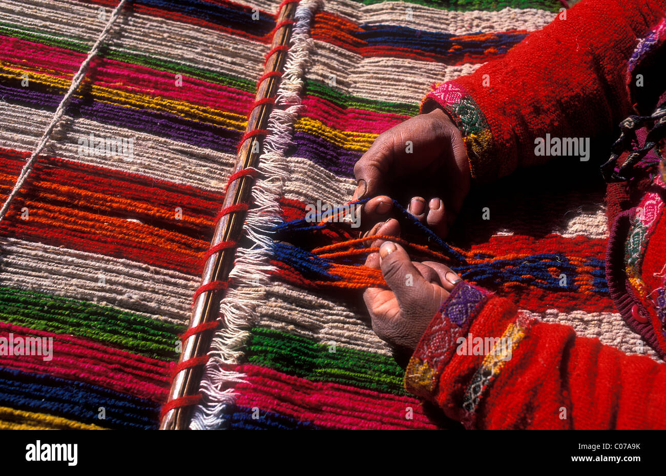 Le mani di una donna al telaio, Quechua indigeni, Perù, Sud America Foto Stock