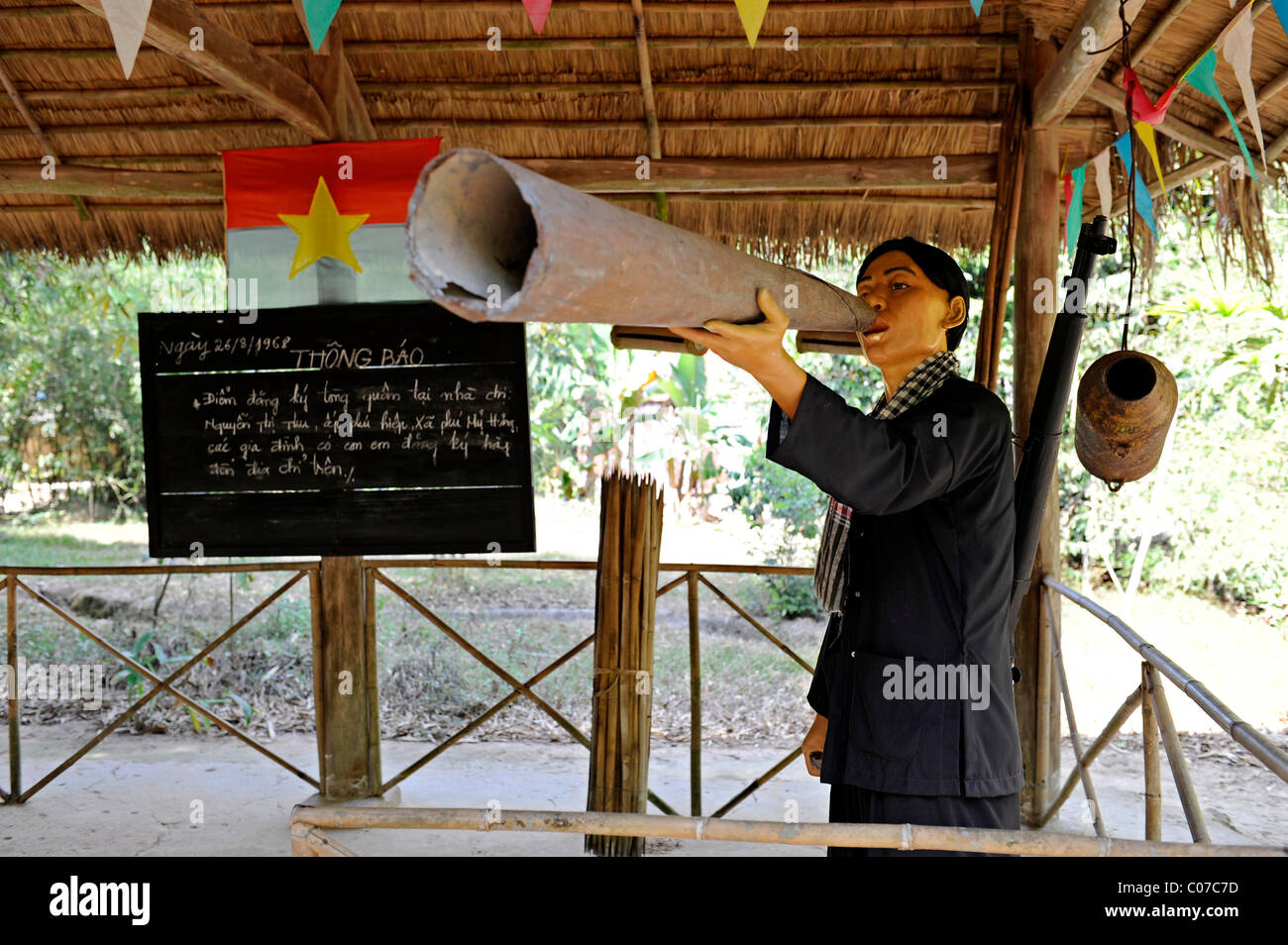 Rievocazione della scena dalla guerra del Vietnam con life-size doll in open-air War museum di Cu Chi, Sud Vietnam, Vietnam Foto Stock