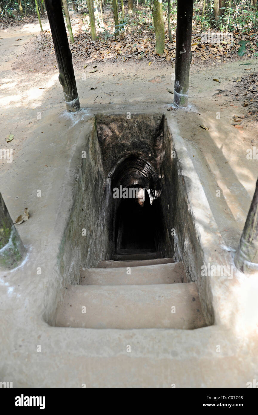 Ingresso per il sistema di tunnel dei vietcong in Cu Chi, Sud Vietnam, Vietnam, Asia sud-orientale, Asia Foto Stock