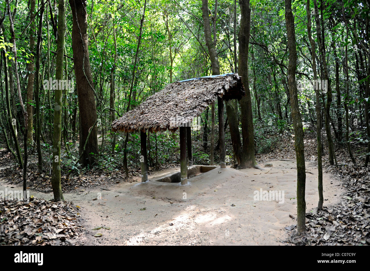 Ingresso per il sistema di tunnel dei vietcong in Cu Chi, Sud Vietnam, Vietnam, Asia sud-orientale, Asia Foto Stock