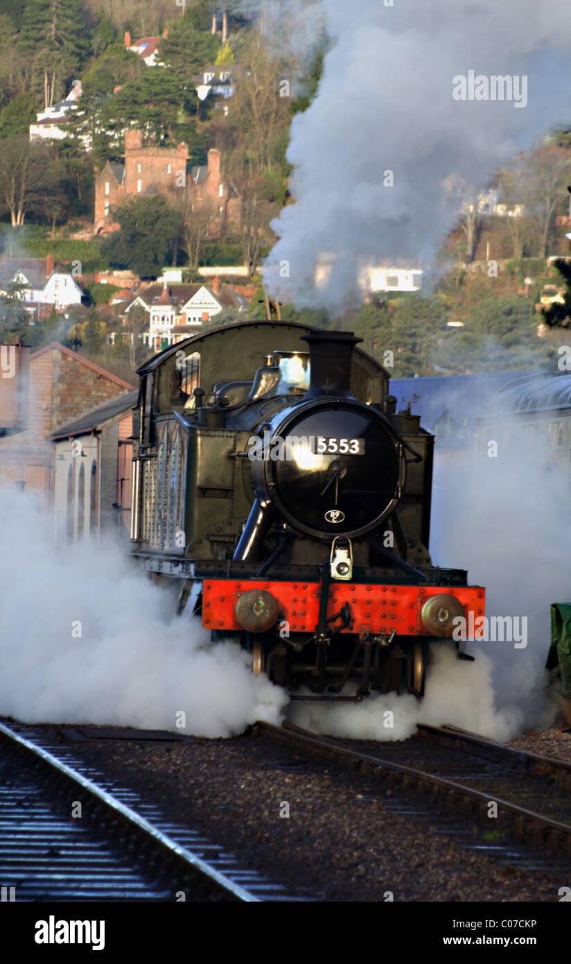 Locomotiva a vapore 5553 raccoglie il vapore sul suo modo al di fuori della stazione di Minehead sulla West Somerset linea ferroviaria. Foto Stock
