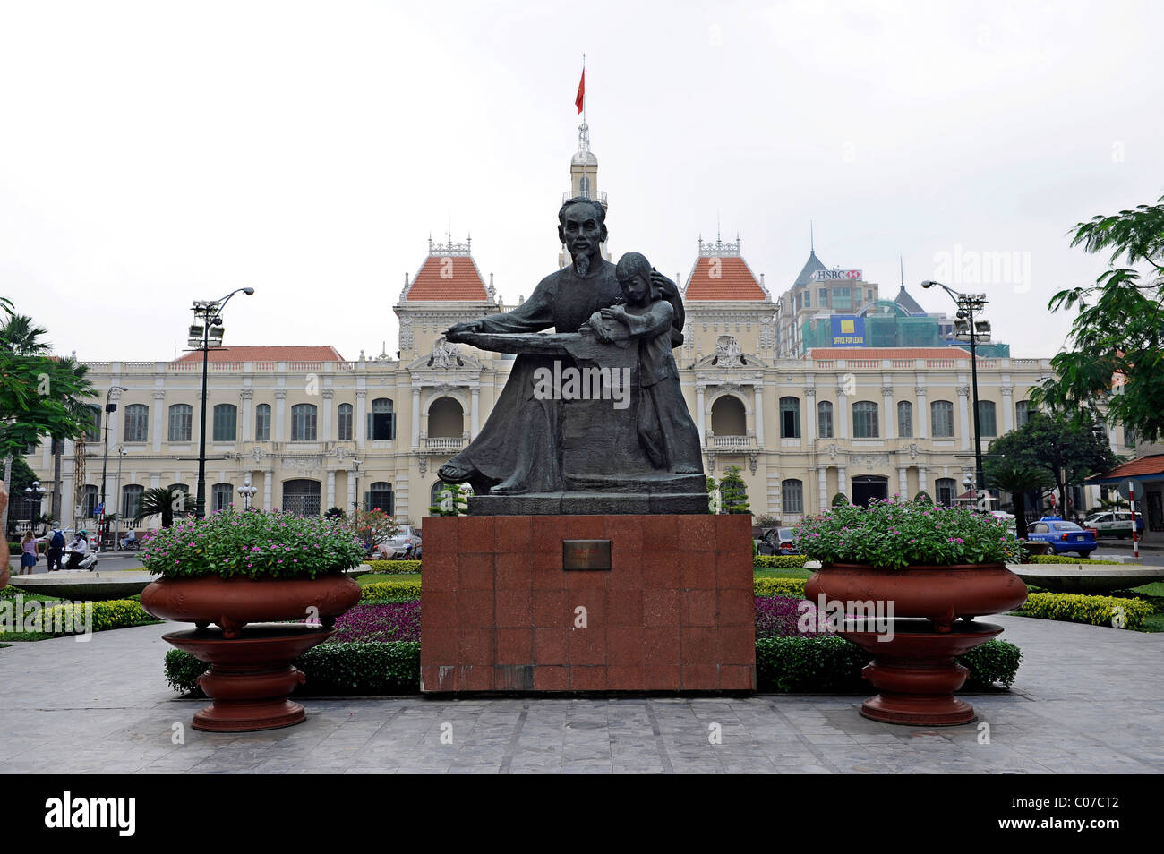 Statua di Ho Chi Minh, Zio Ho, con un bambino di fronte allo storico municipio, Ho Chi Minh City, a Saigon, Vietnam del Sud Foto Stock