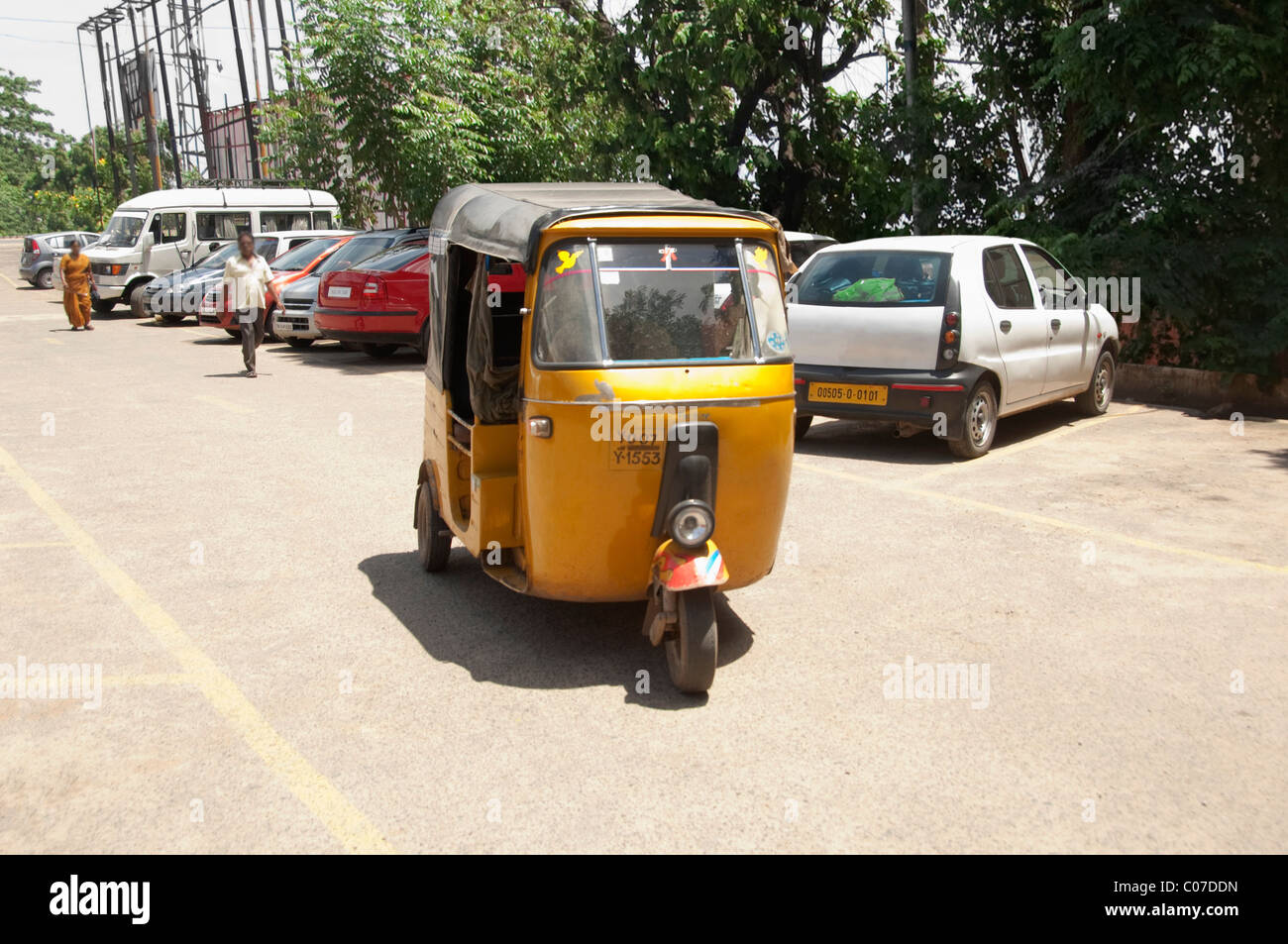 Veicoli parcheggiati su strada, Kanchipuram, Tamil Nadu, India Foto Stock