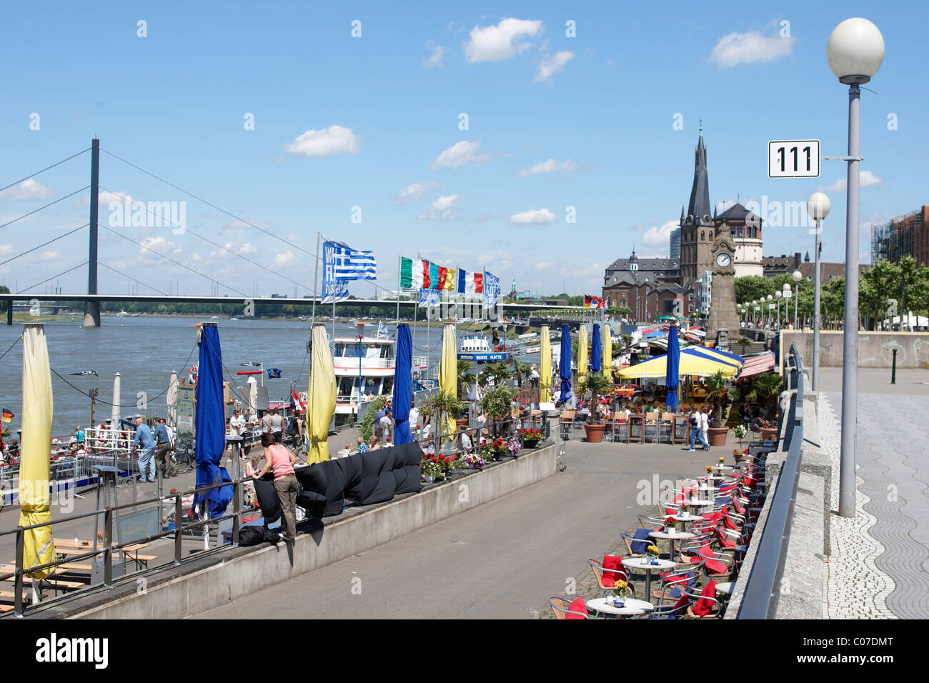 La passeggiata sul lungofiume del Reno, Duesseldorf, nella Renania settentrionale-Vestfalia, Germania, Europa Foto Stock