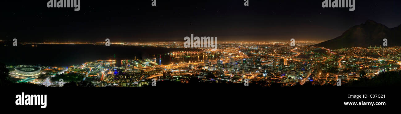 Cape Town di notte con parte della Table Mountain, Sud Africa e Africa Foto Stock