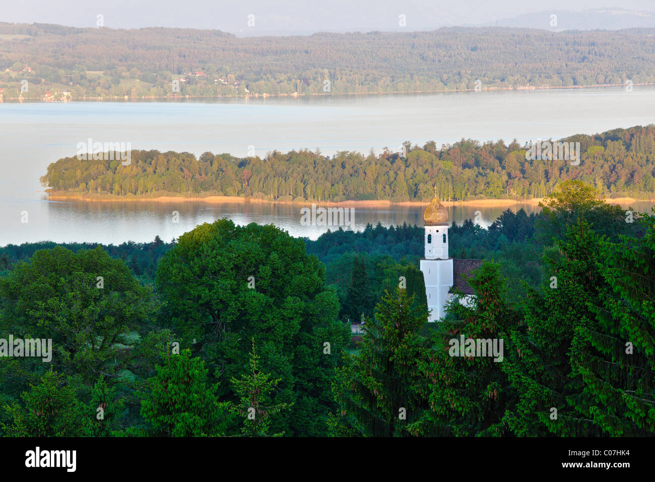Starnberger See o Lago di Starnberg, vista dalla collina Ilkahoehe, Oberzeismering in Tutzing, Fuenfseenland o cinque regione dei laghi Foto Stock