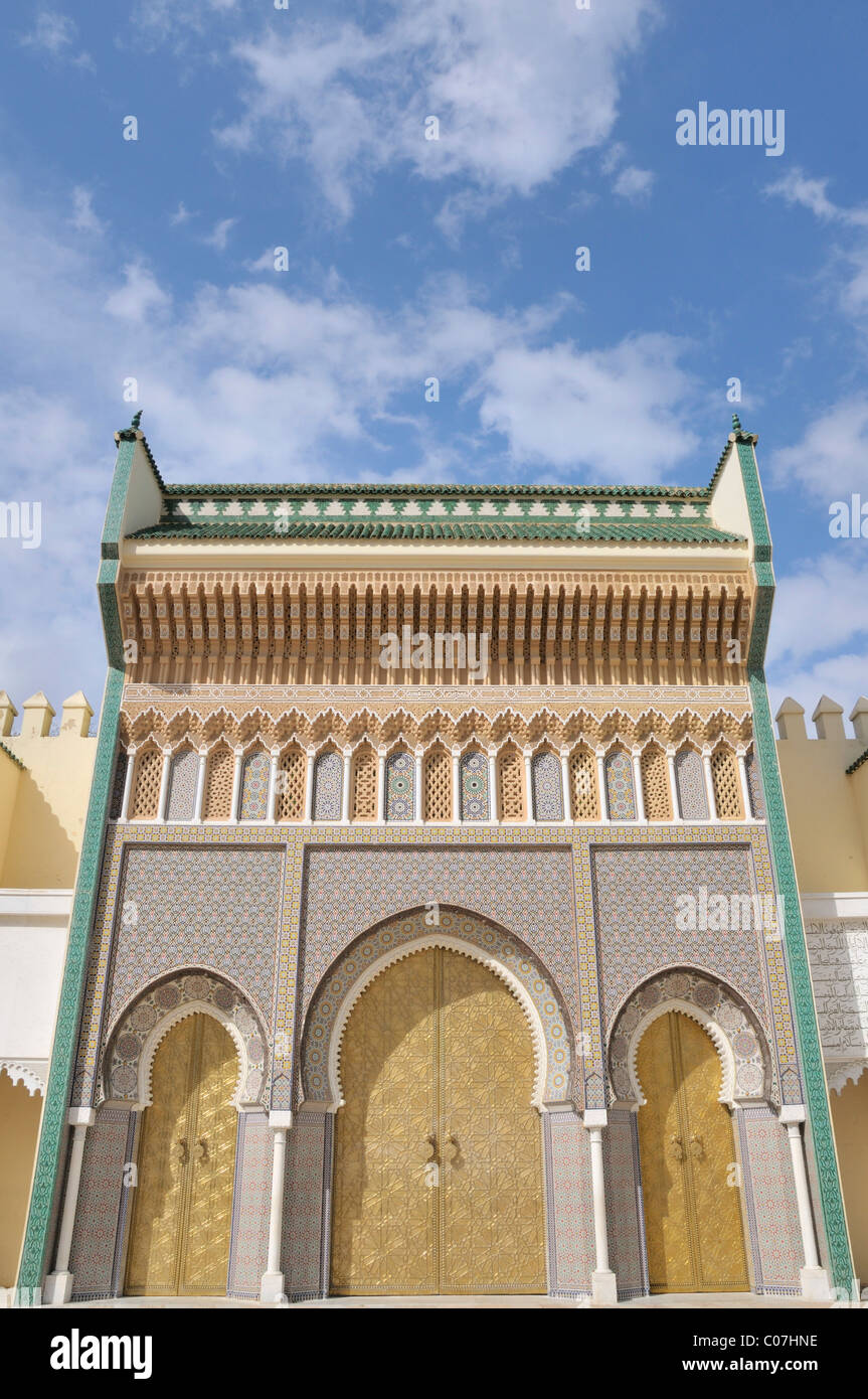 Portale del palazzo reale, Palais Royal, Dar El Makhzen, a Place des Alaouites in Fes Djedid, Fes, Marocco, Africa Foto Stock