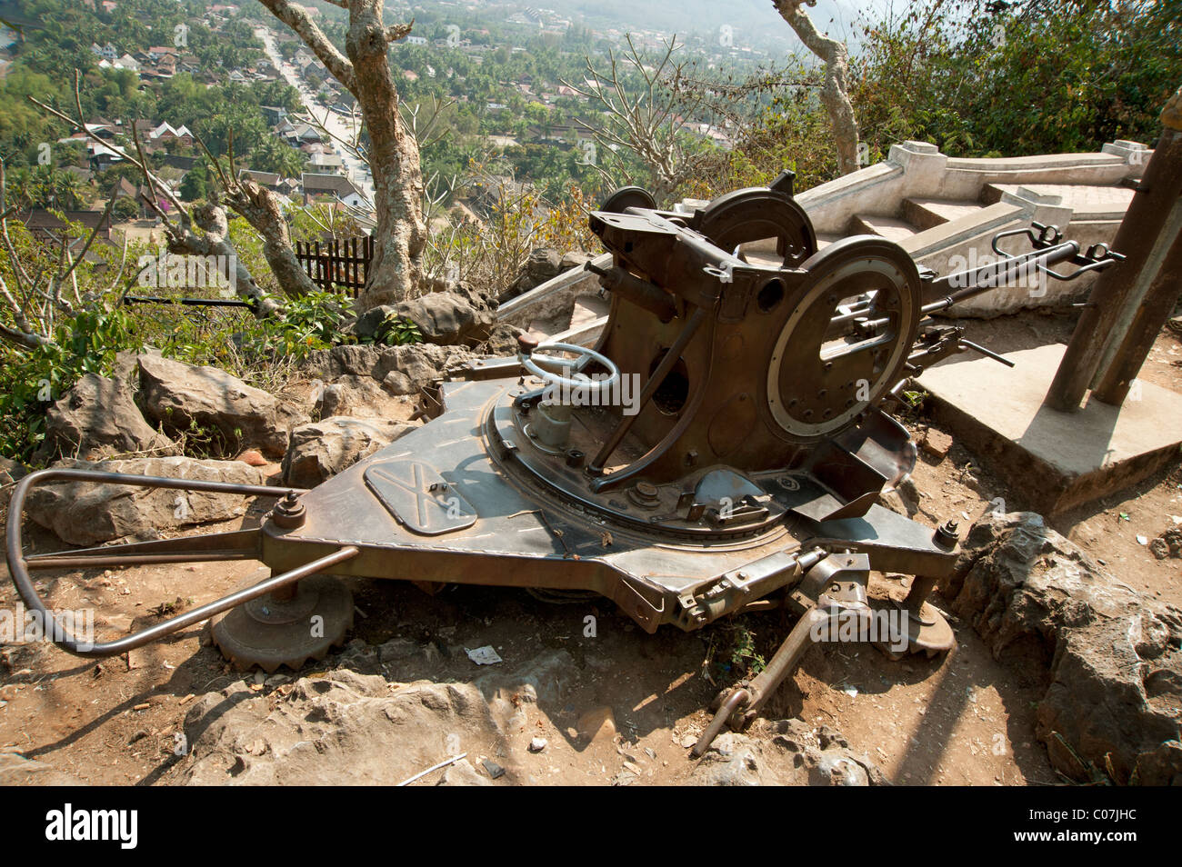 Vecchio anti aerei pistola emplacement sulla sommità di Phou Si hill al di sopra di Luang Prabang Laos Foto Stock
